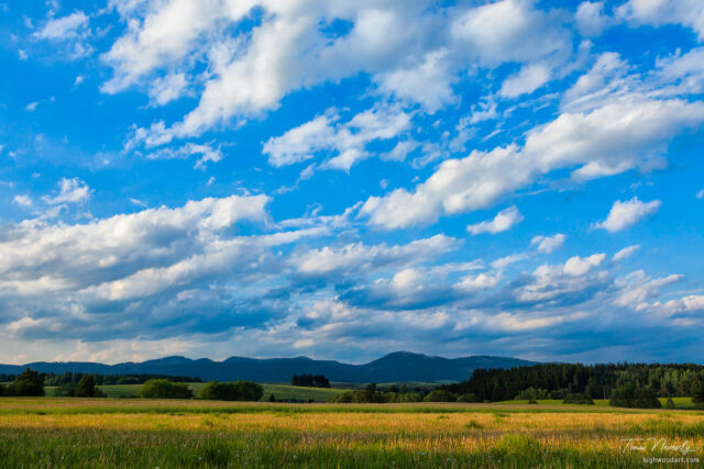 An afternoon landscaspe with clouds in the sky